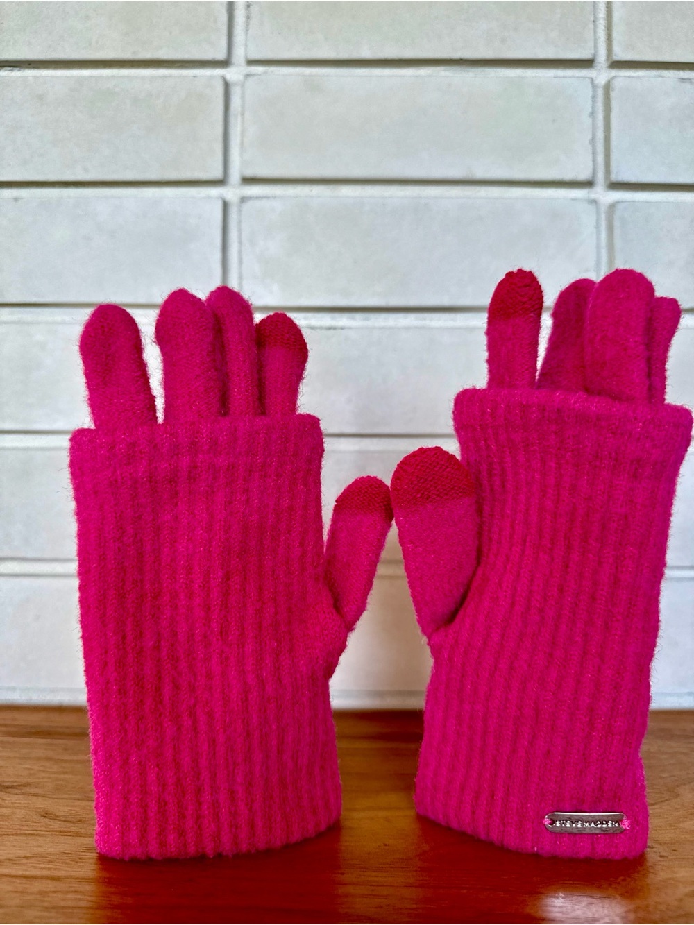 Steve Madden Women Touchscreen Gloves * One Size * Hot Pink Ribbed Knit * EZ Tap